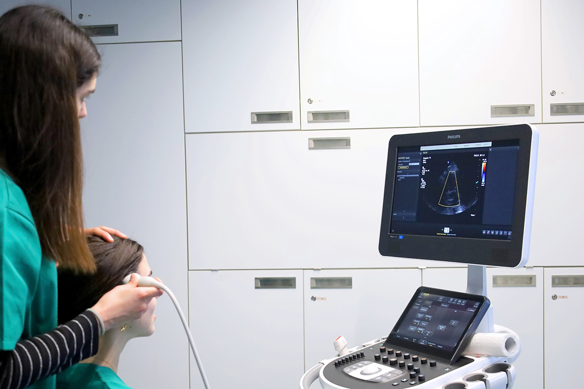Imagen de los alumnos del Máster Enfermo Crítico y Emergencias trabajando con Realidad Virtual.