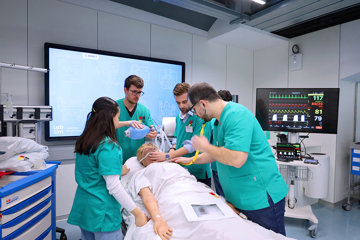 Imagen de un desfibrilador en los laboratorios del Máster Enfermo Crítico y Emergencias.