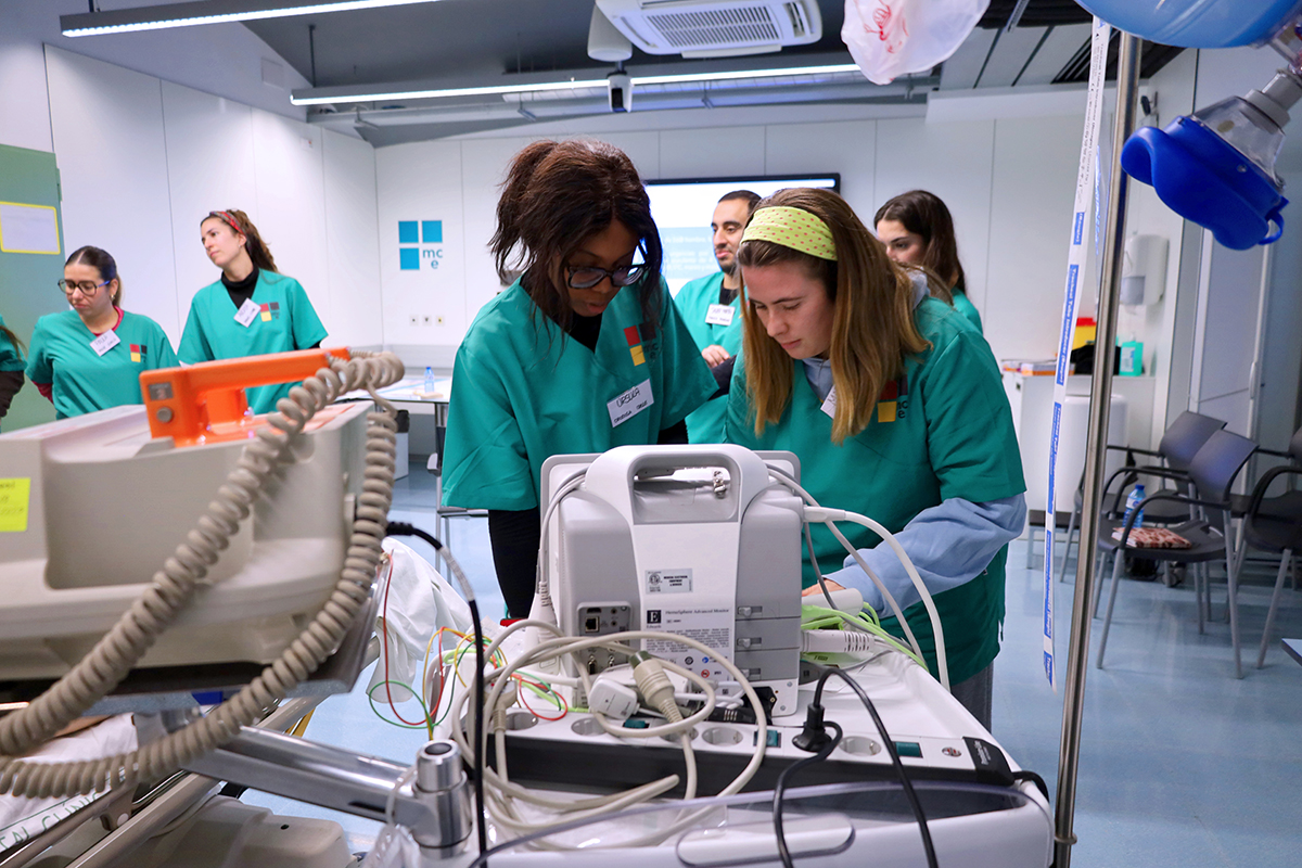 Imagen de los alumnos del Máster Enfermo Crítico y Emergencias trabajando con Realidad Virtual.
