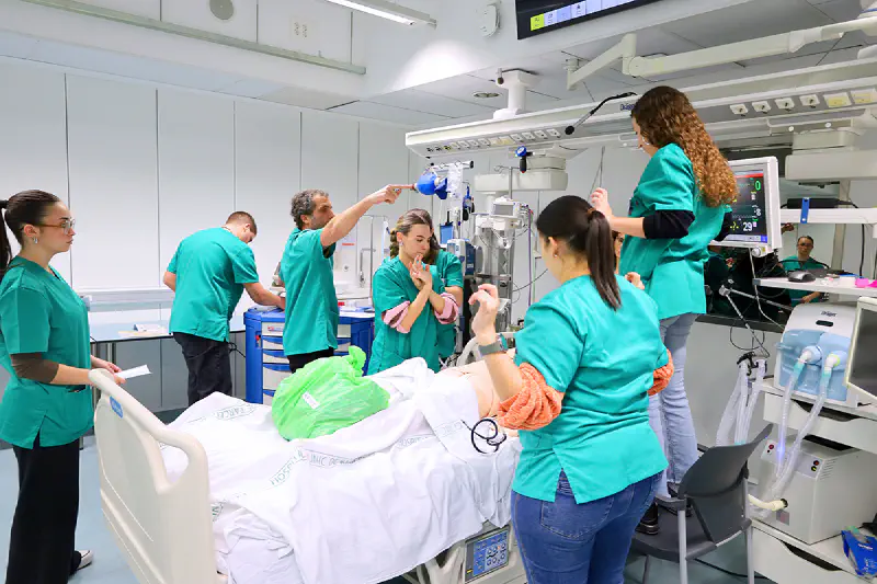 Imagen de una grabación de una clase del Máster Enfermo Crítico y Emergencias trabajando con Realidad Virtual.