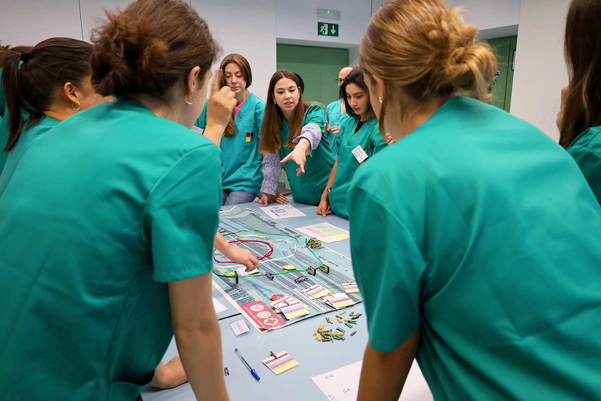 Imagen de unos médicos haciendo una ecografía en los laboratorios del Máster Enfermo Crítico y Emergencias.