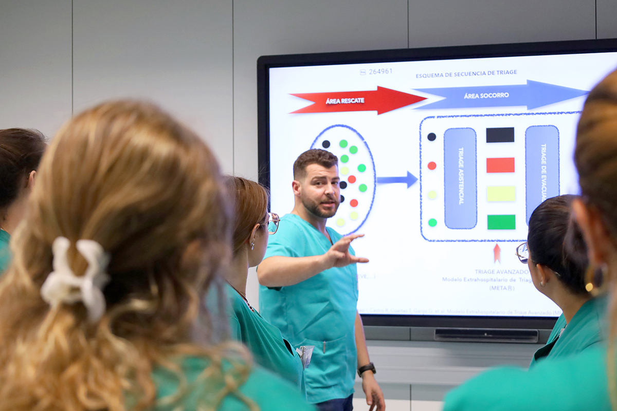 Imagen de un desfibrilador en los laboratorios del Máster Enfermo Crítico y Emergencias.